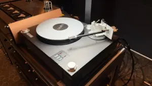Turntable on the new ITO rack's upper support platform at Toronto Audiofest.